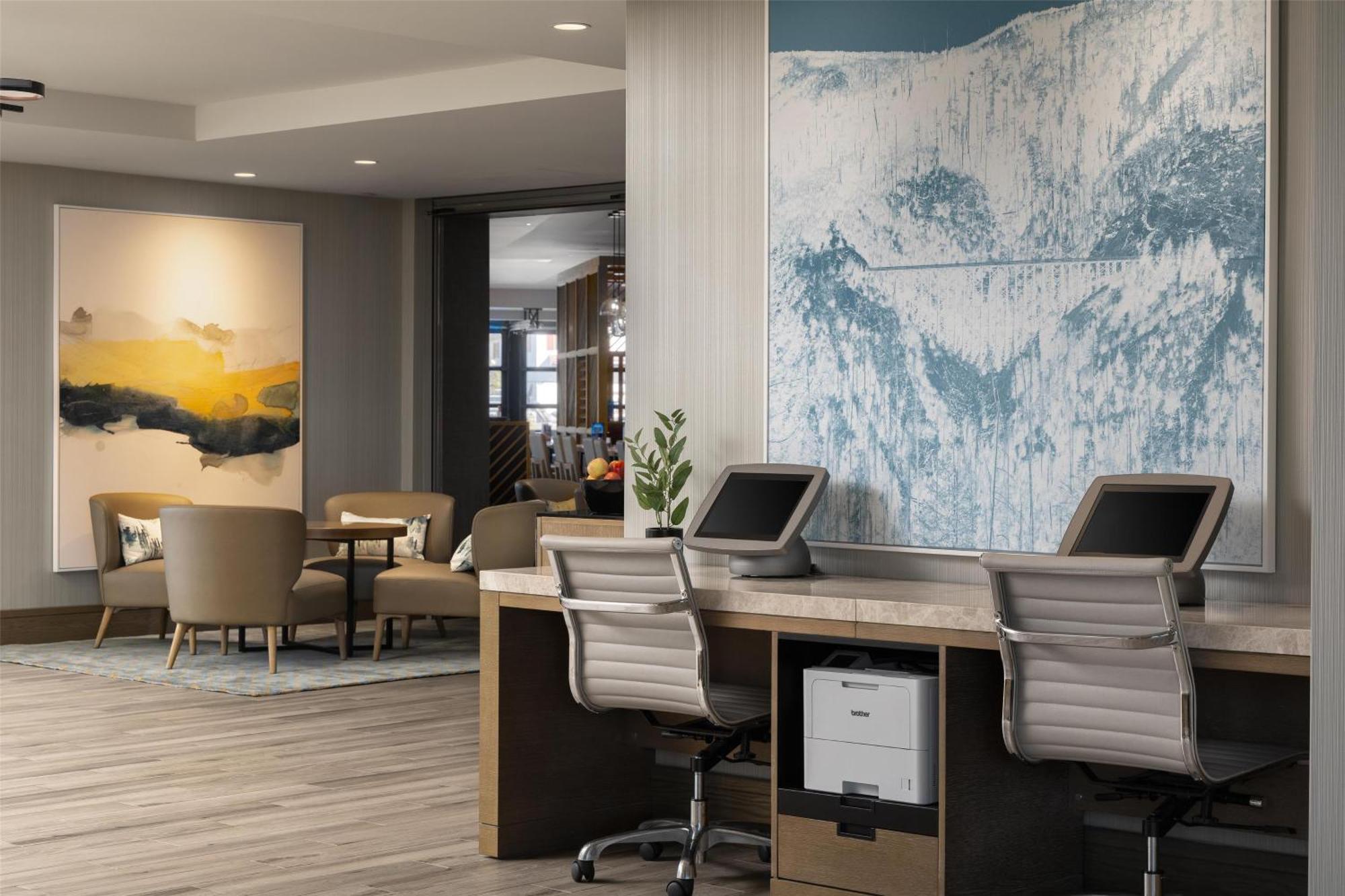 Doubletree By Hilton West Kelowna Bagian luar foto