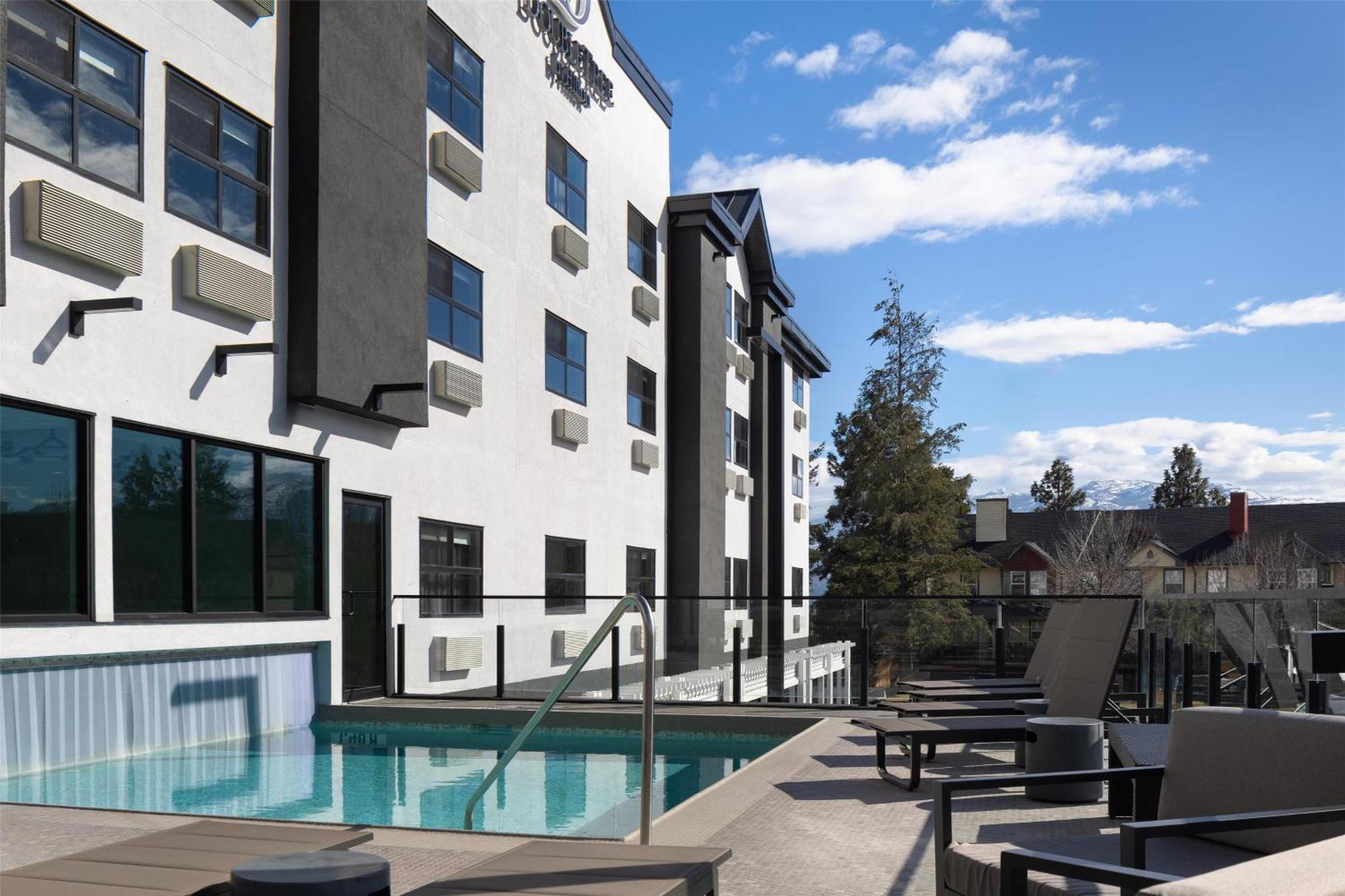 Doubletree By Hilton West Kelowna Bagian luar foto