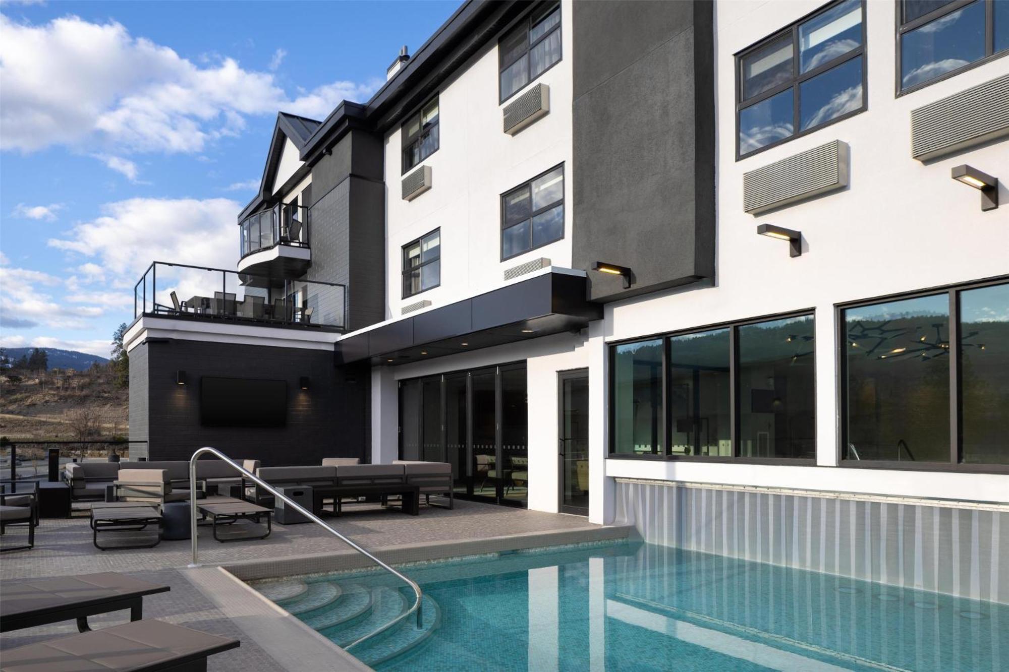 Doubletree By Hilton West Kelowna Bagian luar foto
