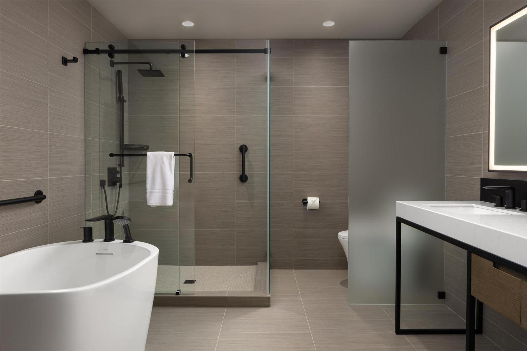 Doubletree By Hilton West Kelowna Bagian luar foto