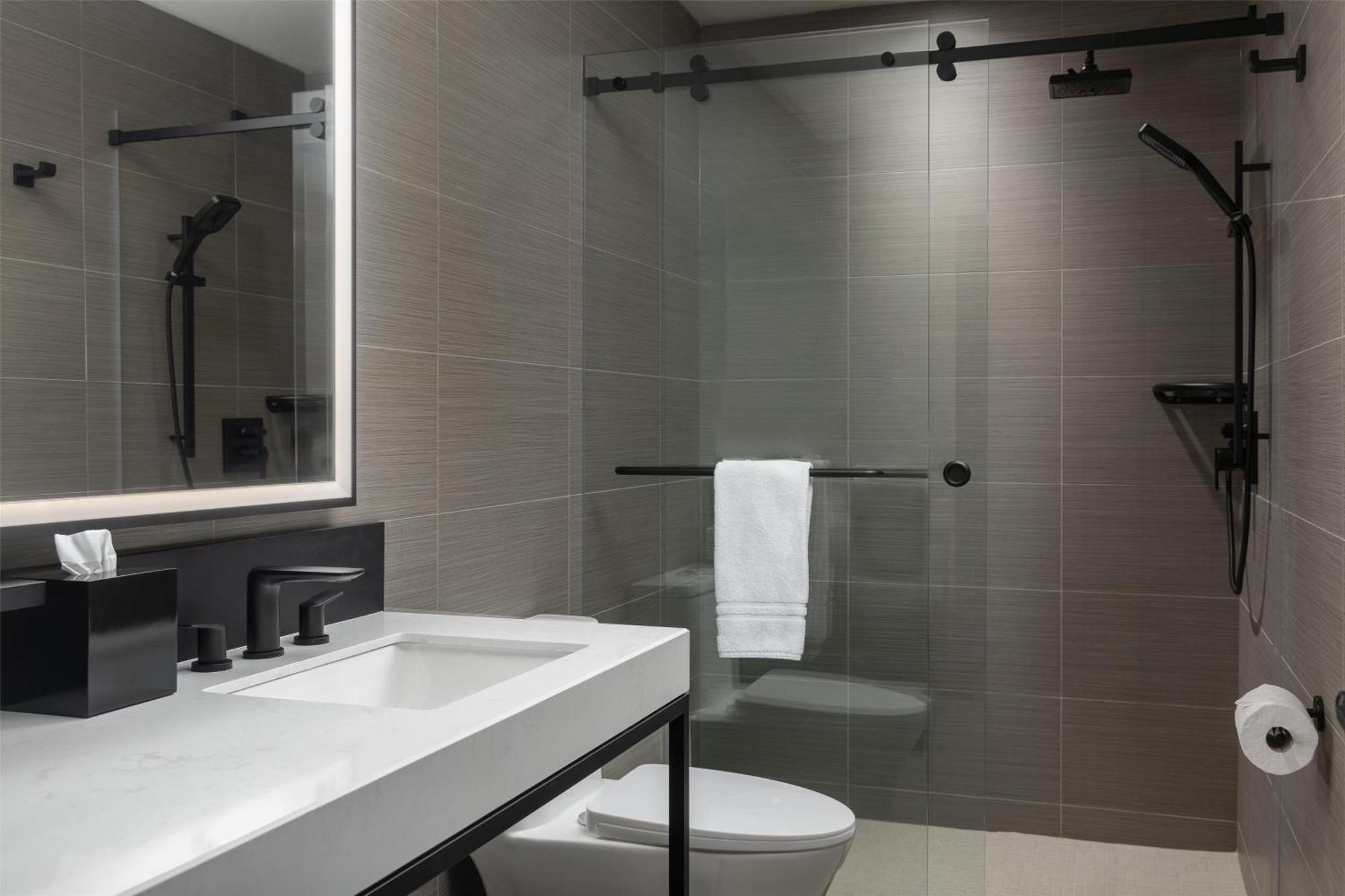 Doubletree By Hilton West Kelowna Bagian luar foto